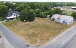 400 W North Street, Louise, TX 77455