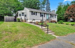4 Saratoga Dr, Worcester, MA 01606