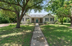 1922 W Lake DR, Taylor, TX 76574