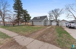 307 W Oak St, Beresford, SD 57004