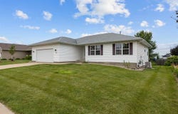 2360 Prairie Hill Dr, Marion, IA 52302