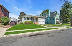 15 Oakwood Pl, North Brunswick Twp., NJ 08902-2320