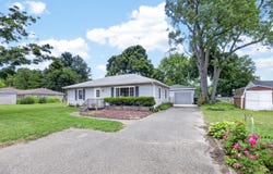 1049 Bloomfield Avenue, Plainwell, MI 49080