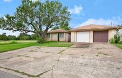 2703 Sunny LN, Taylor, TX 76574