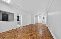 142-05 Roosevelt Ave, Flushing, NY 11354
