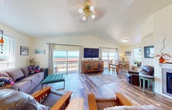 29595 PACIFIC ST, Gold Beach, OR 97444