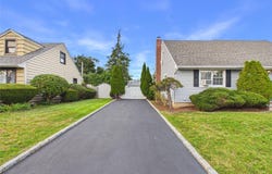 39 Croyden Lane, Hicksville, NY 11801