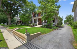 1039 E MAIN STREET, NEW HOLLAND, PA 17557