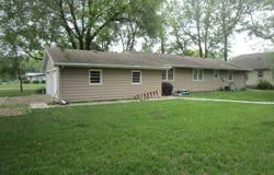 1121  10th St, Hawarden, IA 51023