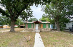 818 Plum St, Lockhart, TX 78644