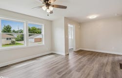 8 E Lincoln Street, Marshalltown, IA 50158