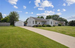 608 W 13TH Street, Vinton, IA 52349