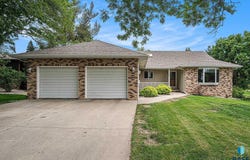 1024 N Josephine Ave, Madison, SD 57042