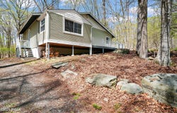 109 Grossbeak Court, Bushkill, PA 18324
