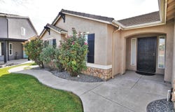 2017 W Queens Way W, Hanford, CA 93230