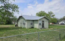 223 N May St, Pettus, TX 78146