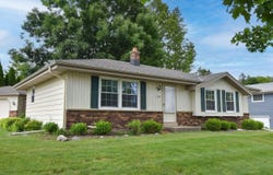 1520 Riverdale Dr, Oconomowoc, WI 53066