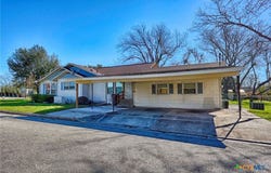 122 Ave E, Shiner, TX 77984