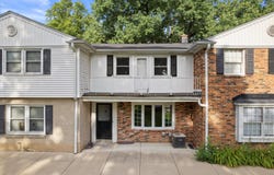 5062 W Colonial Ct, Greenfield, WI 53220