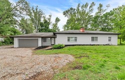 2911 W Delmar Avenue, Godfrey, IL 62035