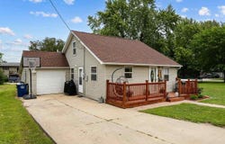 505 E 2nd St, Vinton, IA 52349
