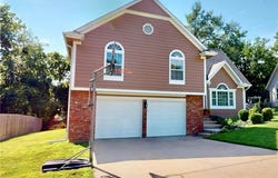 8626 Oakview Drive, Lenexa, KS 66215
