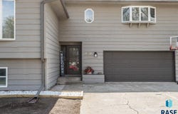 107 E Willow St, Beresford, SD 57004