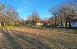513 S San Antonio Street, Wolfe City, TX 75496
