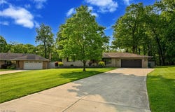 2660 S Mary Lane, Seven Hills, OH 44131