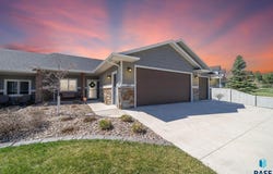 207 N Pine Lake Dr, Sioux Falls, SD 57110