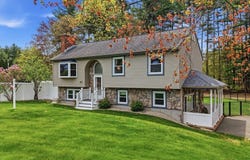 26 Mayflower Drive, Litchfield, NH 03052
