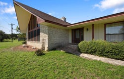 2044 MEDINA HWY, Kerrville, TX 78028
