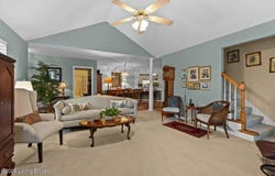 8315 Eagle Creek Dr, Lyndon, KY 40222