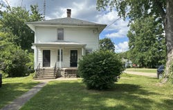 301 W GREENWOOD Avenue, Jacksonville, IL 62650