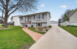 3021 Valley High Drive, Cedar Falls, IA 50613