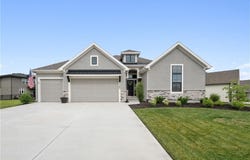 9260 Saddletop Street, Lenexa, KS 66227