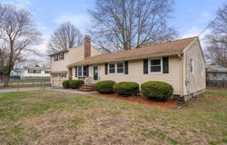 6 Broadview Rd, Lowell, MA 01852