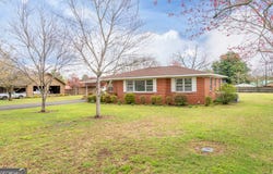 210 Auburn, Centre, AL 35960