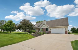 W146n6202 Wigwam Dr, Menomonee Falls, WI 53051