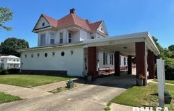 202 N Prairie Street, Jacksonville, IL 62650