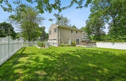 2 Cobb Ter, Roseland Boro, NJ 07068-1201