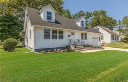 260 S Broome Avenue, Lindenhurst, NY 11757