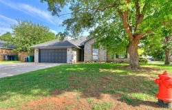 10001 S Hollyhead Way, Yukon, OK 73099