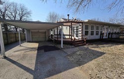 140 GREENVIEW Street, Wood River, IL 62095
