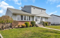 17 Columbia Road, Hicksville, NY 11801