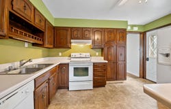 911 W BENT Avenue, OSHKOSH, WI 54901-2813