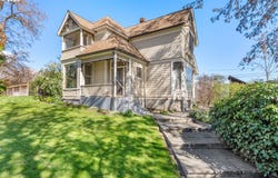 217 W 8TH St, TheDalles, OR 97058