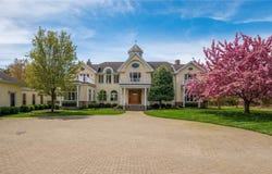 22 Old Neck Road S, Center Moriches, NY 11934