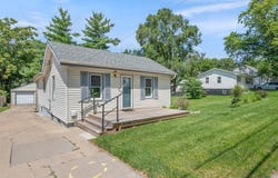 2330 E 40th Street, Des Moines, IA 50317