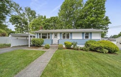 27 Cindy Ln, Braintree, MA 02184